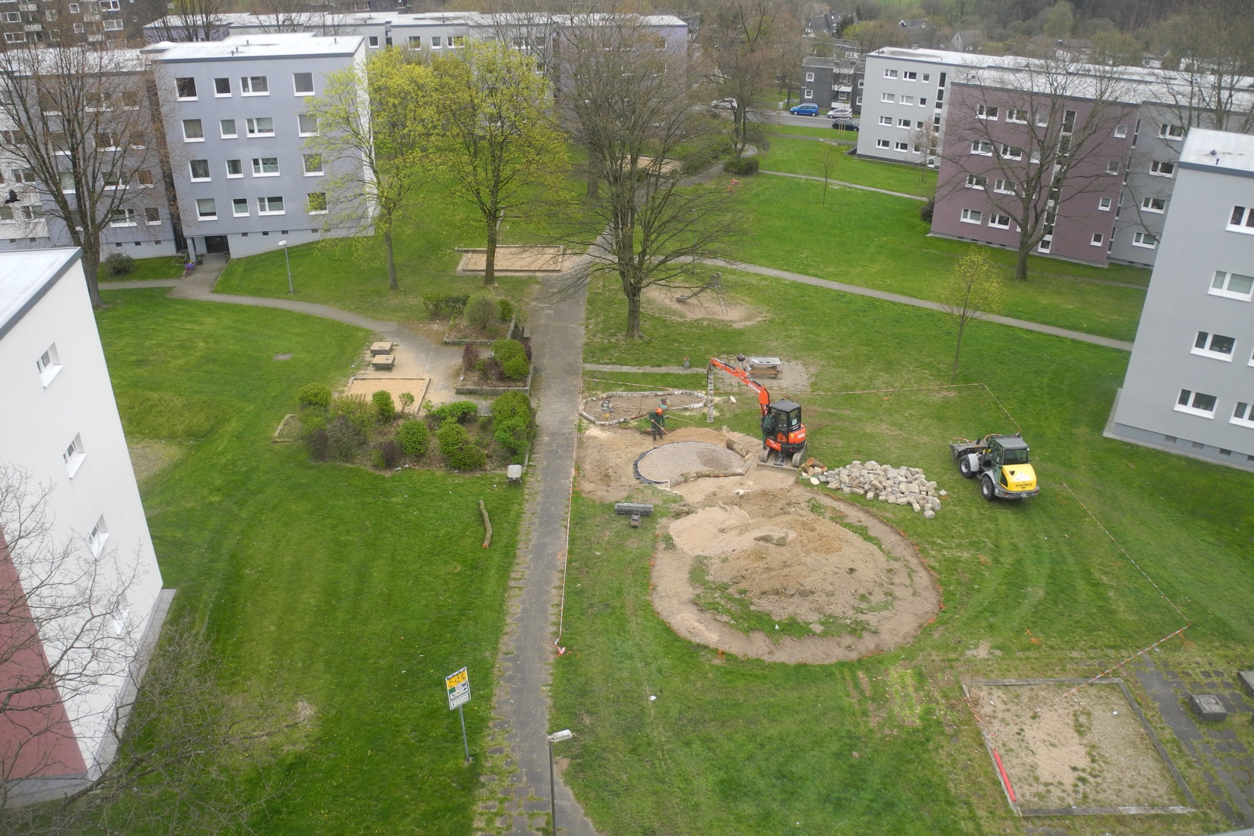 Gartenbauliche Vorarbeiten aus der Vogelperspektive . Blick auf die große Rasenfläche auf der 2 Bagger schon die Erdarbeiten vorgenommen und die Struktur für den zukünftigen PikoPark angelegt haben.